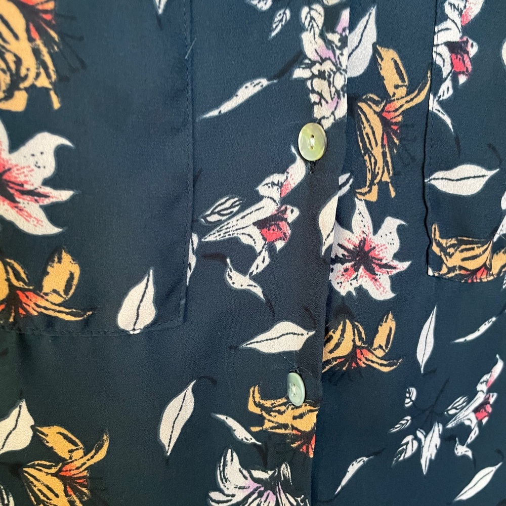 Floral button down blouse - Picture 3 of 6